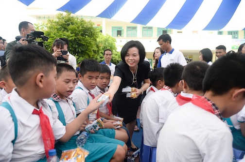 Quỹ[-]Sữa[-]Vươn[-]Cao[-]Việt[-]Nam[-]và[-]Vinamilk[-]tặng[-]70.000[-]ly[-]sữa[-]cho[-]trẻ[-]em[-]Thái[-]Nguyên